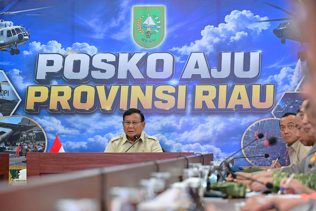 Presiden Prabowo Subianto memimpin rapat penanganan karhutla di Posko Aju, Provinsi Riau, Senin (24/8/2026). Foto: Muchlis Jr/Biro Pers Sekretariat Presiden