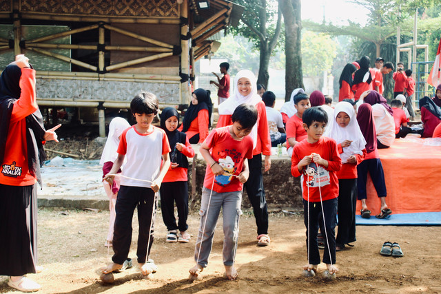 Siswa Sekolah Alam Youth Khalifa antusias mengikuti permainan tradisional dalam program Literasi Budaya x Traditional Games bersama mahasiswa KKN Navantara 125 UIN Jakarta, Depok, Kamis (13/8/2026).