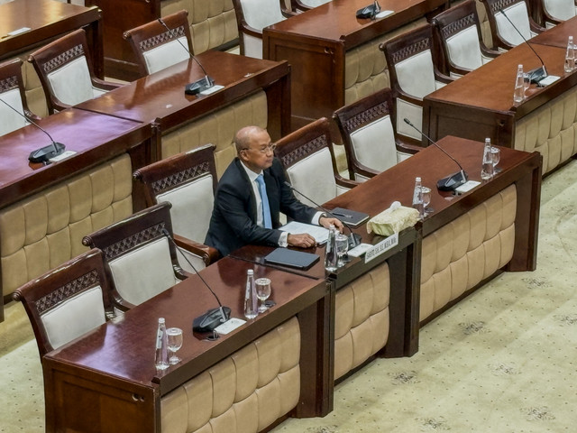 Calon Kepala Eksekutif Pengawas Bursa Mineral dan Komoditas Strategis (BMKS) Otoritas Jasa Keuangan (OJK), Sarjito, saat fit and proper test di Komisi XI DPR RI, Kompleks Senayan, Senin (24/8/2026). Foto: Muhammad Fhandra Hardiyon/kumparan