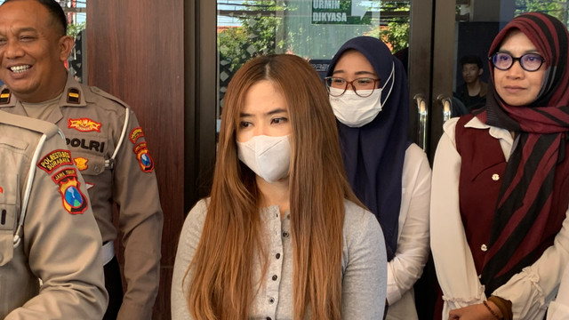 ENR (32), wanita pengemudi Mitsubishi Outlander yang tabrak 2 mobil di kawasan Jalan Gubernur Suryo dan Jalan Taman Hapsari, Surabaya, Senin (24/8/2026). Foto: Farusma Okta Verdian/kumparan