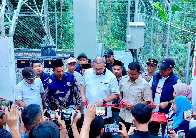 Wakil Ketua Komisi VI DPR RI dari Fraksi Gerindra, Andre Rosiade, meresmikan BTS di Jorong Talaok, Nagari Sariak Alahan Tigo, Kecamatan Hiliran Gumanti, Kabupaten Solok, Minggu (23/8/2026). Foto: Dok. Istimewa