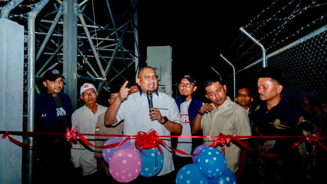 Wakil Ketua Komisi VI DPR RI dari Fraksi Gerindra Andre Rosiade meresmikan BTS di  Jorong Taratak Teleang, Nagari Sariak Alahan Tigo, Kecamatan Hiliran Gumanti, Kabupaten Solok, Minggu (23/8/2026). Foto: Dok. Istimewa