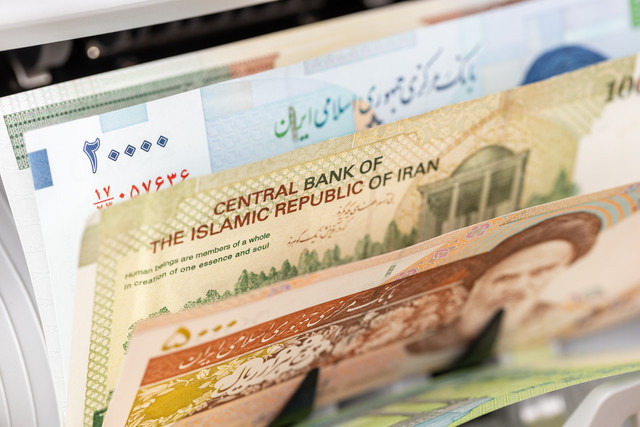 Ilustrasi mata uang rial Iran. Foto: Andrzej Rostek/Shutterstock