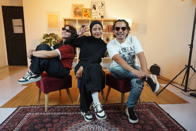Personel Kotak Band, Chua, Tantri, Cella saat berkunjung untuk melakukan promosi lagu terbarunya yang bertajuk ''YOLO'' di kantor kumparan, Jakarta, Senin (23/8/2026). Foto: Iqbal Firdaus/kumparan