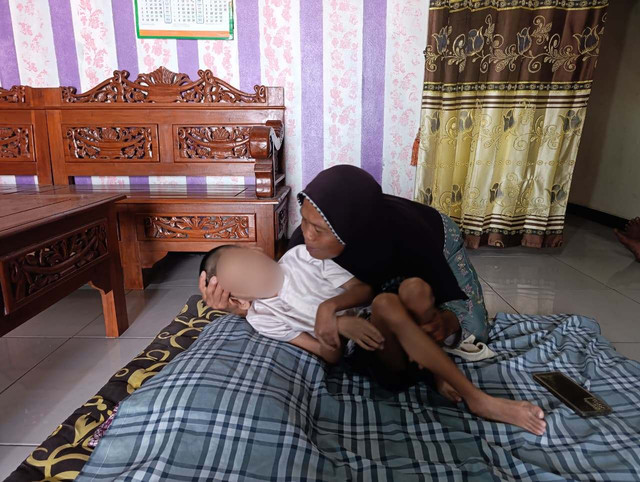 Nenek Rukayah menemani cucunya di kediamannya, Senin (24/8/2026). Foto: Vega Ma'arijil Ula/kumparan