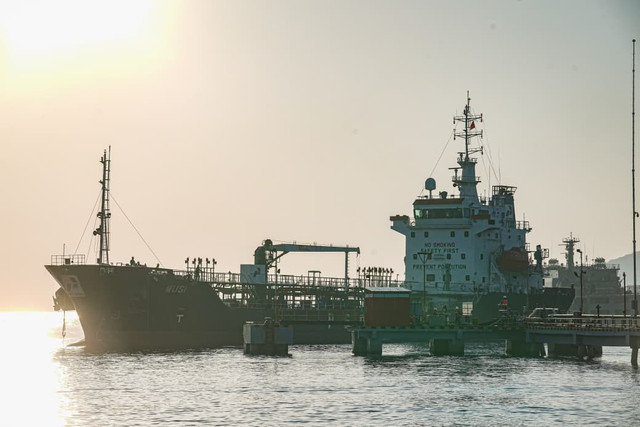 Kapal Pertamina yang akan bersandar di dermaga Fuel Terminal (FT) Reo untuk menyalurkan 200 ribu liter BBM Pertalite ke NTT, Senin (24/8/2026). Foto: Pertamina Patra Niaga