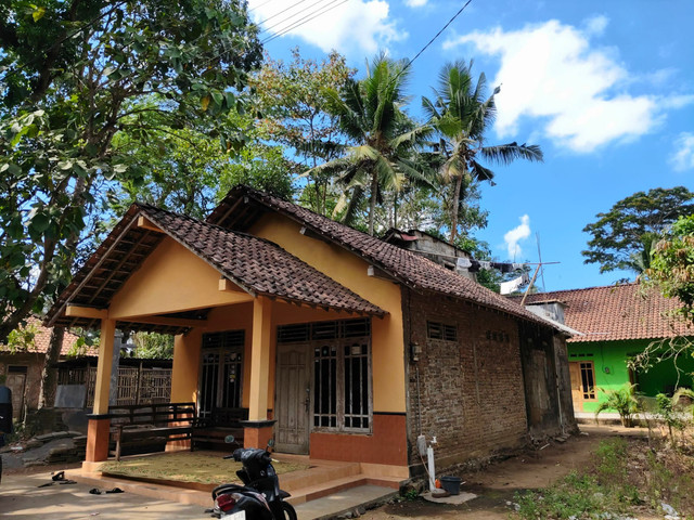 Rumah milik orang tua Timbul, tukang becak di Malioboro masuk desil 9. Ada kandang ayam di samping rumah, Senin (24/8/2026). Foto: Arfiansyah Panji Purnandaru/kumparan
