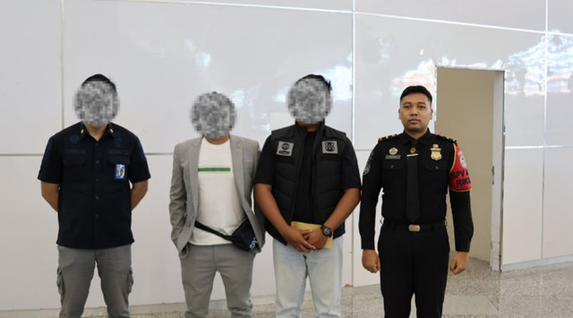 Proses deportasi terhadap WH (42), WN Pakistan yang diduga melakukan pelanggaran keimigrasian di Denpasar. Foto: Imigrasi Denpasar 