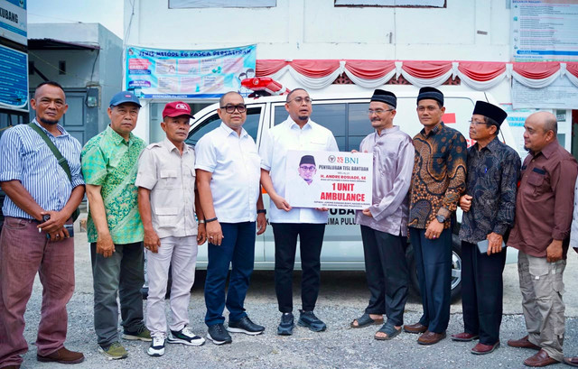 Wakil Ketua Komisi VI DPR RI sekaligus Ketua DPD Partai Gerindra Sumatera Barat, Andre Rosiade, menyerahkan satu unit ambulans untuk masyarakat Nagari Kubang, Kecamatan Guguak, Kabupaten Lima Puluh Kota. Dok Istimewa