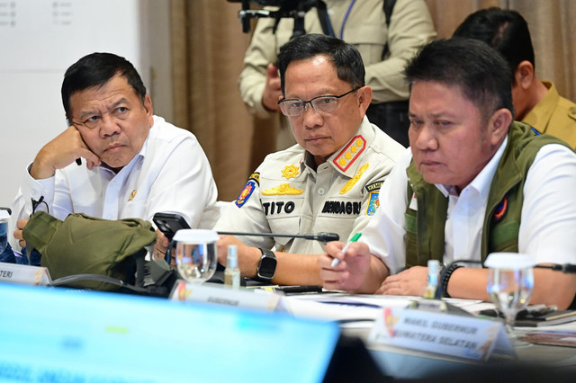 Mendagri Tito Karnavian tegaskan pentingnya pelibatan Pemda hingga tingkat desa bersama TNI-Polri dalam pencegahan karhutla agar tidak muncul titik api baru di Sumsel, Senin (24/8/2026). Foto: Kemendagri RI