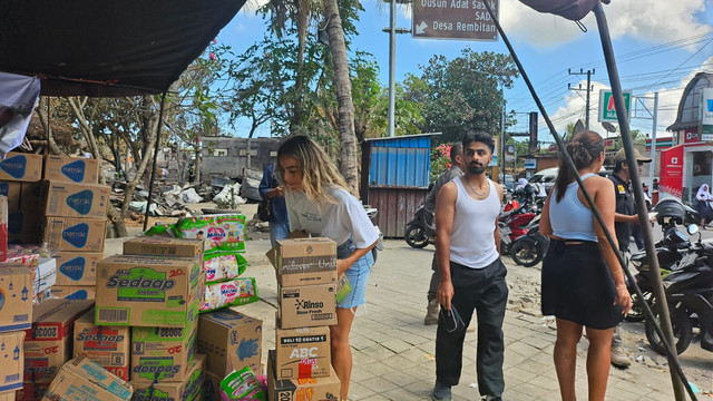 Wisatawan asal Prancis, memberikan Puluhan paket Sembako Bagi Korban Kebakaran Desa Adat Sade. Foto: Dok. kumparan