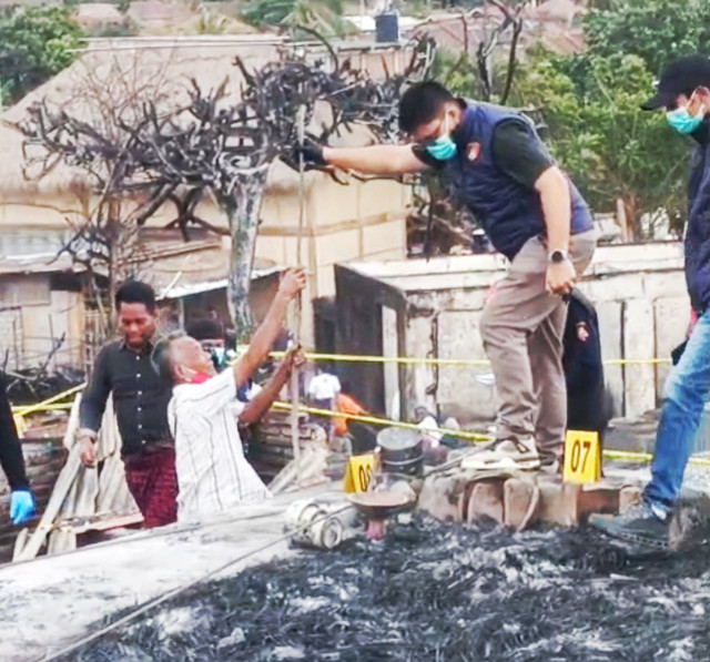Polisi dari Laboratorium forensik Polda Bali melakukan olah TKP di tempat pertama kali terjadi kebakaran. Foto: Dok. kumparan