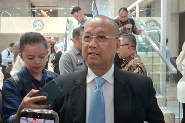 Calon Kepala Eksekutif Pengawas Bursa Mineral dan Komoditas Strategis (BMKS) Sarjito diwawancarai cegat seusai menggelar fit and proper test di Komisi XI DPR RI, Jakarta, Senin (24/08/2026). Foto: Muhammad Heriyanto/Antara