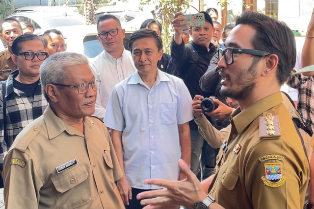 Bupati Bandung Barat Jeje Ritchie Ismail saat tinjau sekolah di Bandung Barat. Foto: Dok. Istimewa