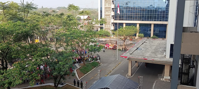 Dokumentasi Pribadi saat meninjau berlangsungnya Pengibaran Sang Merah Putih di halaman kampus Universitas Pamulang