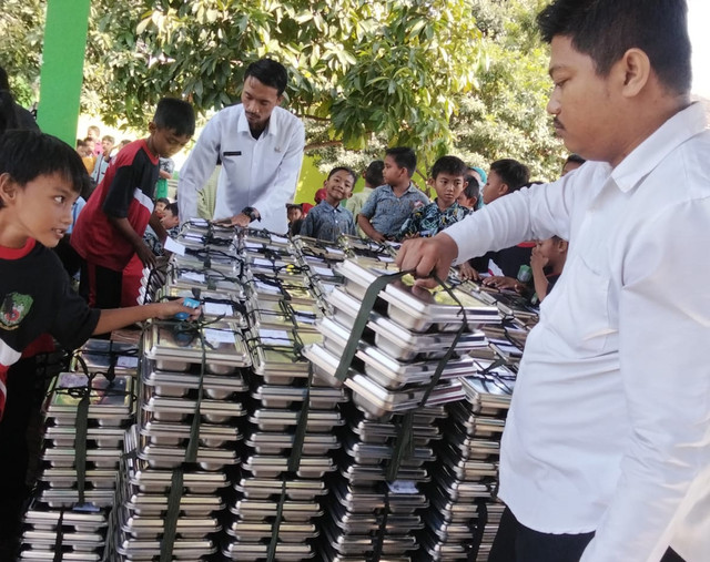 Foto: Riwuh Guru Mempersiapkan MBG (sumber: dokumentasi pribadi)