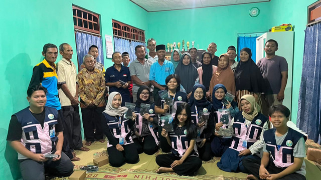 Foto Bersama dengan Anggota Gapoktan Desa Tambakromo (Dokumen Pribadi)