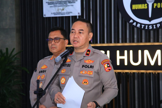 Polri bersama Bhayangkari salurkan bantuan logistik dari Ketua Umum Bhayangkari, Kapolda NTT, dan Polda Sulsel menggunakan kapal KP BIMA-7014 dan jalur udara untuk korban gempa di Flores, NTT, Senin (24/8/2026). Foto: Dok. Polri