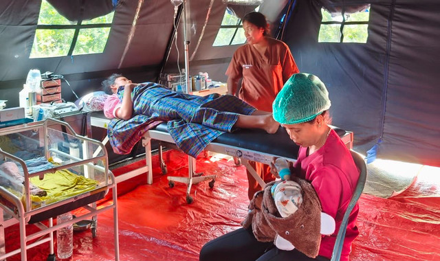 Bayi laki-laki bernama Budisatrio Asman Amunutur lahir selamat di tenda posko Puskesmas Kisol bantuan Pengurus Nasional Karang Taruna (PNKT) di Manggarai Timur, NTT, Senin (24/8/2026). Foto: Kemensos RI