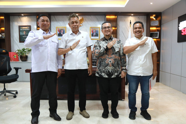 Wamensos Agus Jabo saat menerima audiensi Bupati Mamuju Tengah Arsal Aras di kantor Kemensos, Jakarta, Senin (24/8/2026). Foto: Kemensos RI