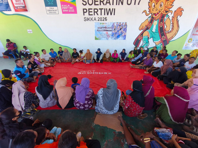 Petugas Kementerian Sosial melaksanakan Layanan Dukungan Psikososial (LDP) bagi korban bencana di lokasi pengungsian di Kabupaten Sikka, Nusa Tenggara Timur (NTT), Minggu (23/8/2026). Foto: Kemensos RI