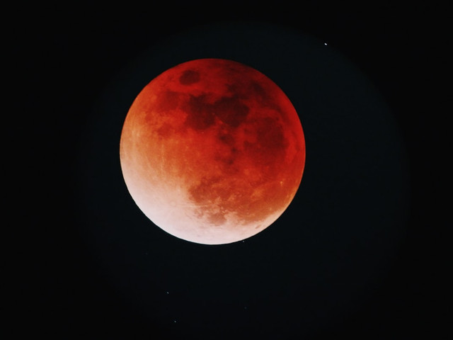 Ilustrasi gerhana bulan Agustus 2026. Foto: Unsplash.com/Yu Kato