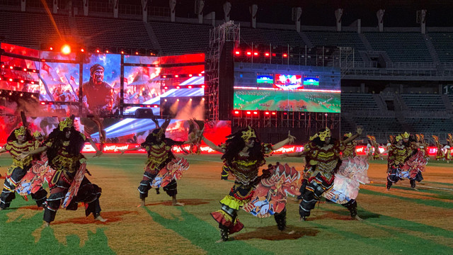 Penampilan kesenian daerah dalam pembukaan final Soekarno Cup 2026 di Stadion Gelora Bung Tomo (GBT) Surabaya, Senin (24/8/2026). Foto: Farusma Okta Verdian/kumparan