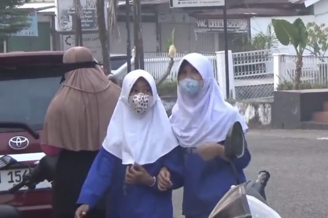 Sejumlah siswa-siswi di Jambi tetap bersekolah ditengah kabut asap pada Senin (24/8/2026). Foto: Dok. Istimewa