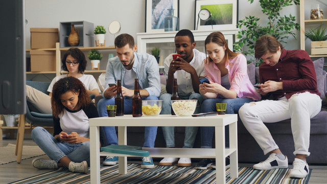 Ilustrasi Gen Z Menggunakan Internet. Sumber: Unsplash.