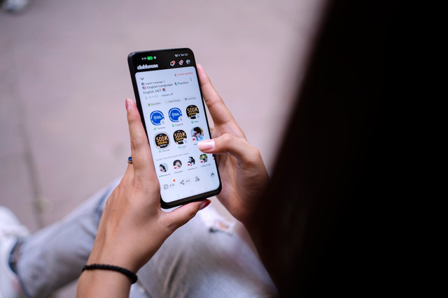 ilustrasi bagaimana cara menjaga reputasi diri di dunia maya? jelaskan minimal 4 tindakan yang sebaiknya dilakukan sebelum mem-posting, menyukai, berkomentar, atau membagikan sesuatu. unsplash/viralyft