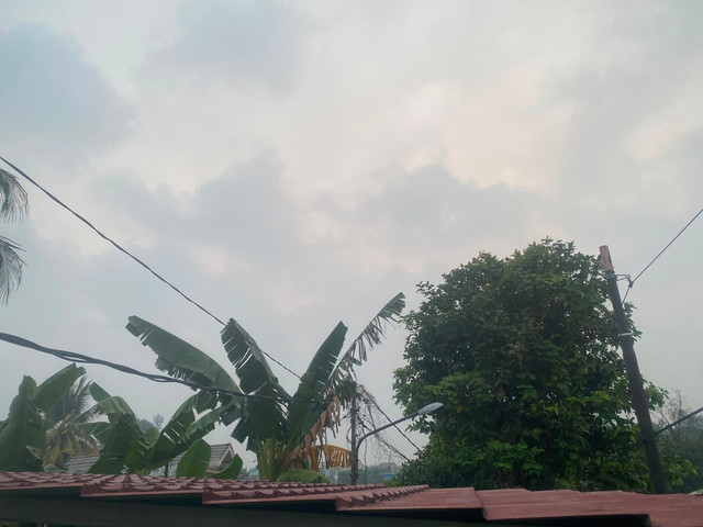 Bukan embun, tapi asap yang menyelimuti kota kami. Selasa pagi, 06.09 WIB, 25 Agustus 2026. Foto: Dokumentasi Pribadi.