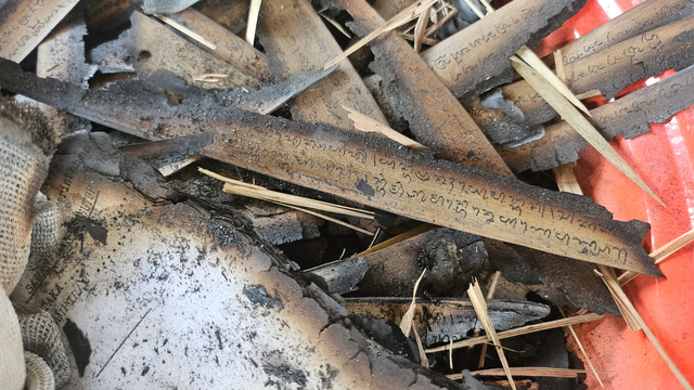 Manuskrip Lontar Sade di Desa Sade Hangus Terbakar. Foto: kumparan