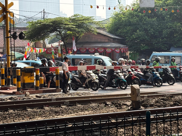 Kondisi perlintasan rel JPL 1, TKP taksi listrik tertabrak KRL antara Stasiun Karet-Tanah Abang, Selasa (25/8/2026). Foto: Joakhim Tharob/kumparan