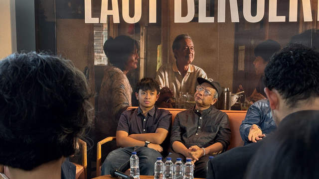 Knogg dan Cholil Mahmud (Efek Rumah Kaca), pencipta lagu sekaligus pengarah aransemen lagu "Matilah Kau Mati", saat membagikan cerita di balik penggarapan video musiknya.  Foto: Hosana Solagracia Sifra/kumparan