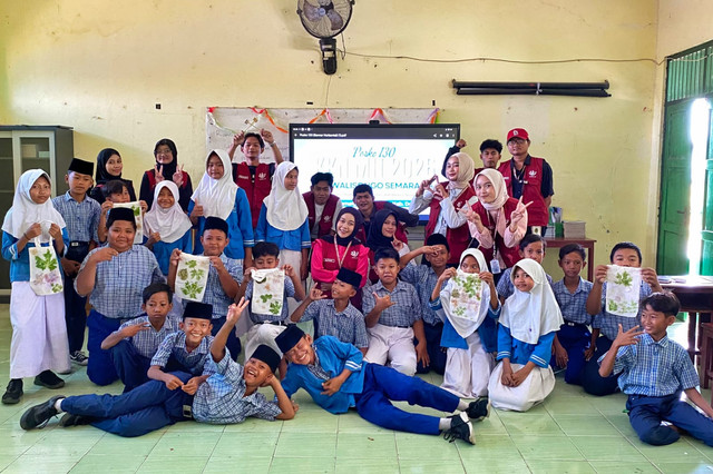 Mahasiswa Kuliah Kerja Nyata (KKN) Mandiri Inisiatif Terprogram (MIT) ke-22 Posko 130 UIN Walisongo Semarang mendampingi kegiatan kreativitas dalam praktik ecoprint di SD Negeri Kramat 3, Desa Kramat, Kecamatan Dempet, Kabupaten Demak, Rabu (19/8/2026). Foto: Dokumen KKN