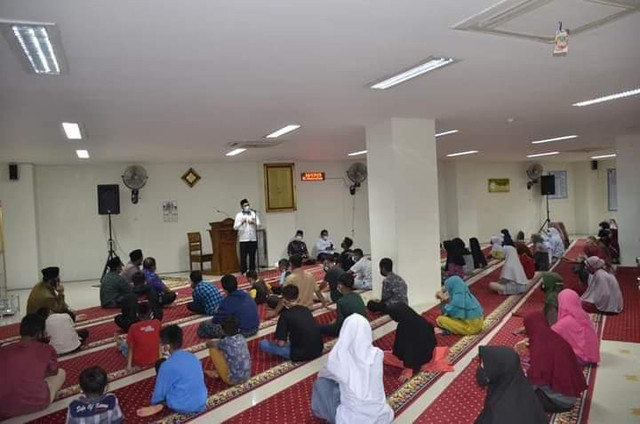 Suasana Masjid Ukhuwah di Kompleks Perkantoran Balai Kota Padang. Dok. Pribadi.