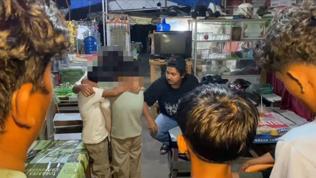 Tangkapan layar 3 bocah membobol lima toko HP di Plaza Andalas, Padang, Sumatera Barat, tertangkap saat masuk ke markas TNI AL. Foto: Dok. Polresta Padang