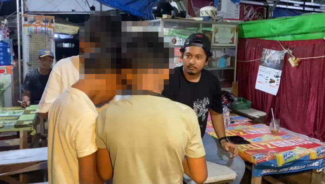 Tangkapan layar 3 bocah membobol lima toko HP di Plaza Andalas, Padang, Sumatera Barat, tertangkap saat masuk ke markas TNI AL. Foto: Dok. Polresta Padang