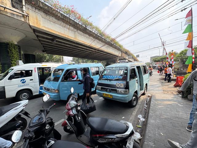 Beberapa angkot yang mangkal persis setelah perlintasan JPL 1 Karet menyebabkan penyempitan di sekitar jalur perlintasan, Selasa (25/8/2026). Foto: Joakhim Tharob/kumparan