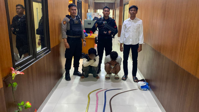 Brimob Polda Metro Jaya mengamankan dua pemuda yang diduga hendak tawuran di kawasan Taman Ceria Ciracas, Jakarta Timur, Selasa (25/8/2026). Foto: Dok. Brimob Polda Metro Jaya