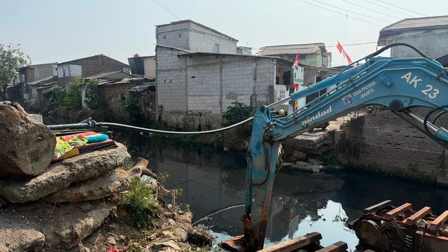 Jembatan bambu menjadi akses sementara warga di RT 05/RW 02, Jalan Warung Pojok, Gang Perkutut, Kelurahan Tegal Alur, Kecamatan Kalideres, Jakarta Barat, Selasa (25/8/2026). Foto: Zahira Hilman/kumparan