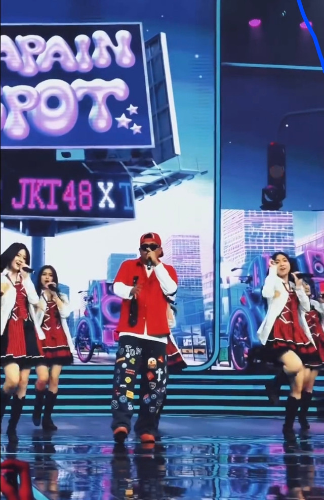Penampilan Toton Caribo x JKT48. Foto: Instagram @totoncaribo