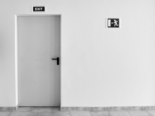 Ilustrasi kenapa pintu darurat biasanya sulit dibuka dari luar, foto: Unsplash/Michael Jasmund