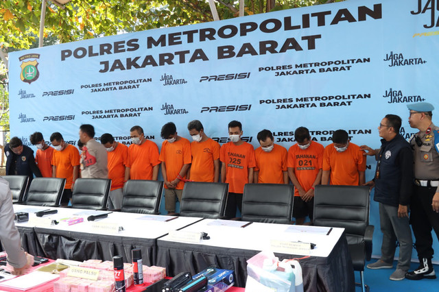 Polres Metro Jakarta Barat mengungkap sindikat produksi dan peredaran uang palsu yang beroperasi di sejumlah wilayah. Foto: Dok. Humas Polres Jakbar