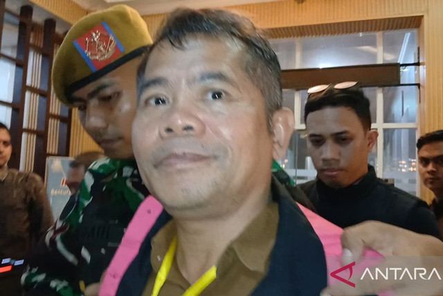 Kepala Pusat Kegiatan Belajar Masyarakat (PKBM) Indonesia Negeriku, Kidon Ginting (58), ditetapkan sebagai tersangka dalam kasus dugaan korupsi pada dana Bantuan Operasional Penyelenggaraan (BOP) program pendidikan kesetaraan periode 2023-2025 dengan nilai Rp2 miliar (Sumber : Foto ANTARA/Azmi Samsul M)