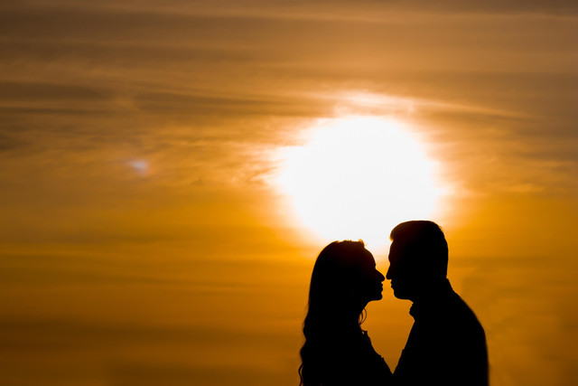 Siluet sepasang kekasih saat matahari terbenam dengan nuansa romantis. Foto: Pixabay