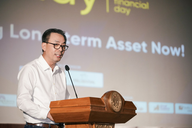 Ketua Bidang Literasi dan Perlindungan Konsumen Asosiasi Asuransi Jiwa Indonesia (AAJI), Wianto Chen, saat membuka acara Smart Financial Day 2026 di Unair, Surabaya. Foto: Dok. Istimewa
