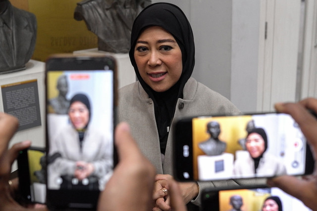Menteri Komunikasi dan Digital (Menkomdigi) Meutya Hafid menjawab pertanyaan wartawan terkait kasus penahanan penyedia jasa internet tanpa izin resmi di Solo, Jawa Tengah, Selasa (25/8/2026). Foto: Maulana Surya/ANTARA FOTO