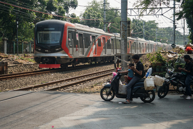Pengendara kendaraan mengantre menunggu palang terbuka di perlintasan sebidang JPL 1 Karet, Tanah Abang, Jakarta Pusat, Selasa (25/8/2026). Foto: Iqbal Firdaus/kumparan