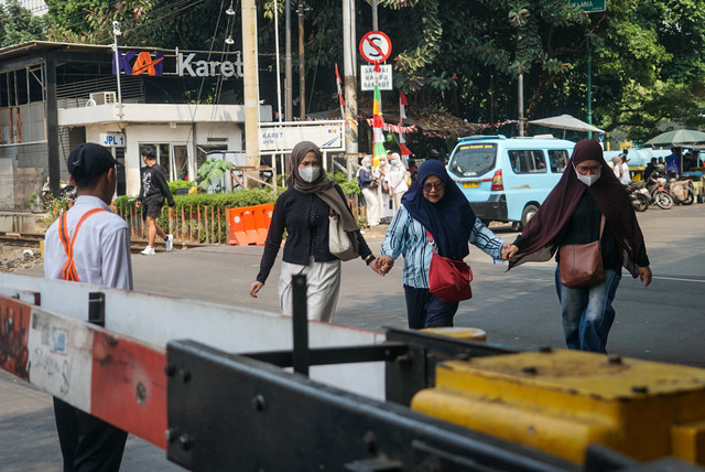Pengendara kendaraan melintasi palang terbuka di perlintasan sebidang JPL 1 Karet, Tanah Abang, Jakarta Pusat, Selasa (25/8/2026). Foto: Iqbal Firdaus/kumparan